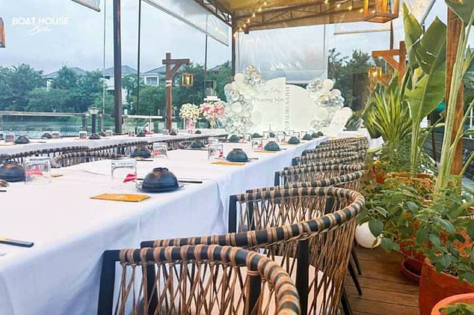 Tiệc Boat House Bistro Lake View